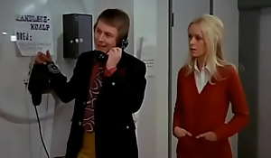 Tandlæge på sengekanten DK1971 - En rig kvinde (Annie Birgit Garde) vil betænke sin nevø (Ole Søltoft), en tandlægestuderende, med en betydelig formue. Effectual Movie HD.