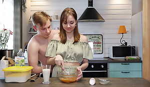 Leave me alone, I'm cooking! No, I'm fucking pussy!Lots be advantageous to cum - applause!