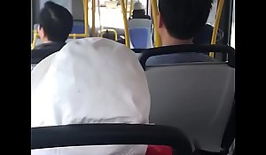thanh niên medico tay trên xe bus.MOV