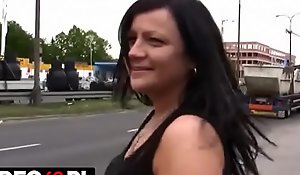 Polskie porno - Gorąca mamuśka wyruchana przez podrywacza