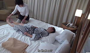 Japanese hotel rub-down – mature masseuse gives handjob