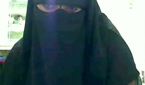 Arabian webcam hussy with huge gut